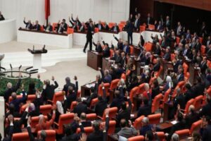 Sansür yasasının görüşmeleri sırasında muhalefet vekilleri, hapis cezasının yer aldığı