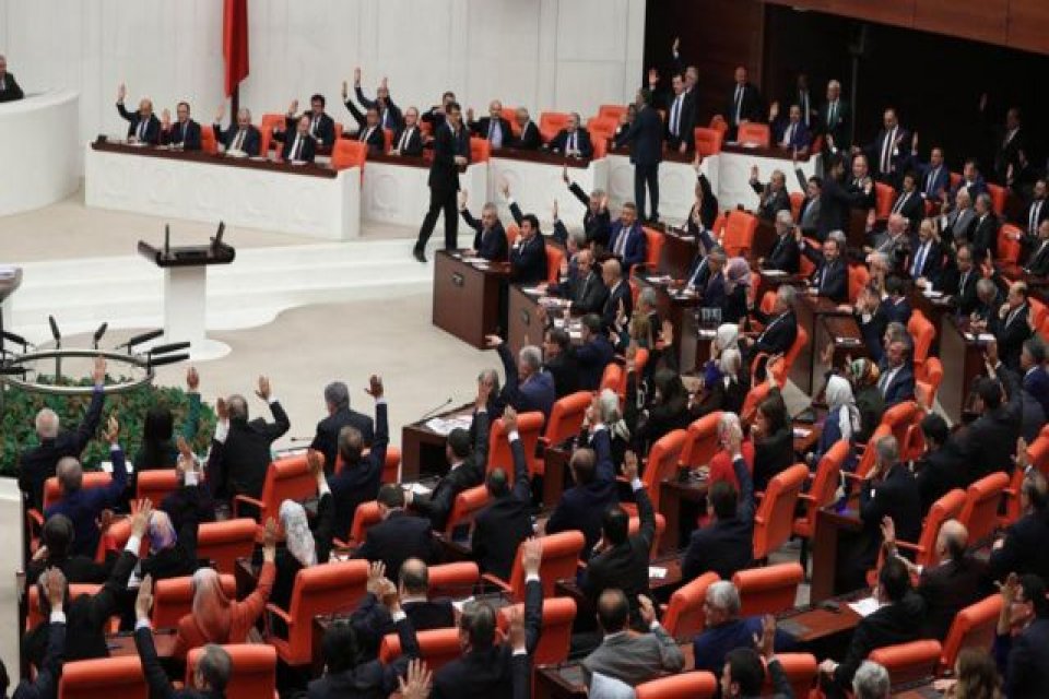 Sansür yasasının görüşmeleri sırasında muhalefet vekilleri, hapis cezasının yer aldığı