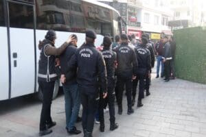 İzmir'de, iş insanlarına şantaj yaparak haksız kazan&ccedil; sağlayan ve &ccedil;ok