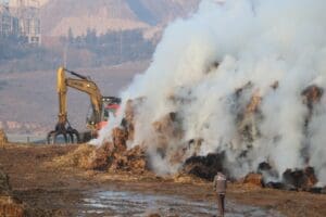 Denizli'nin Honaz il&ccedil;esinde biyok&uuml;tle enerji santralinin depolama sahasında &ccedil;ıkan yangın