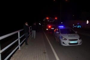 İzmir'in Karabağlar il&ccedil;esinde s&uuml;r&uuml;c&uuml;s&uuml;n&uuml;n kontrol&uuml;nden &ccedil;ıkan otomobil, demir bariyerleri aşarak