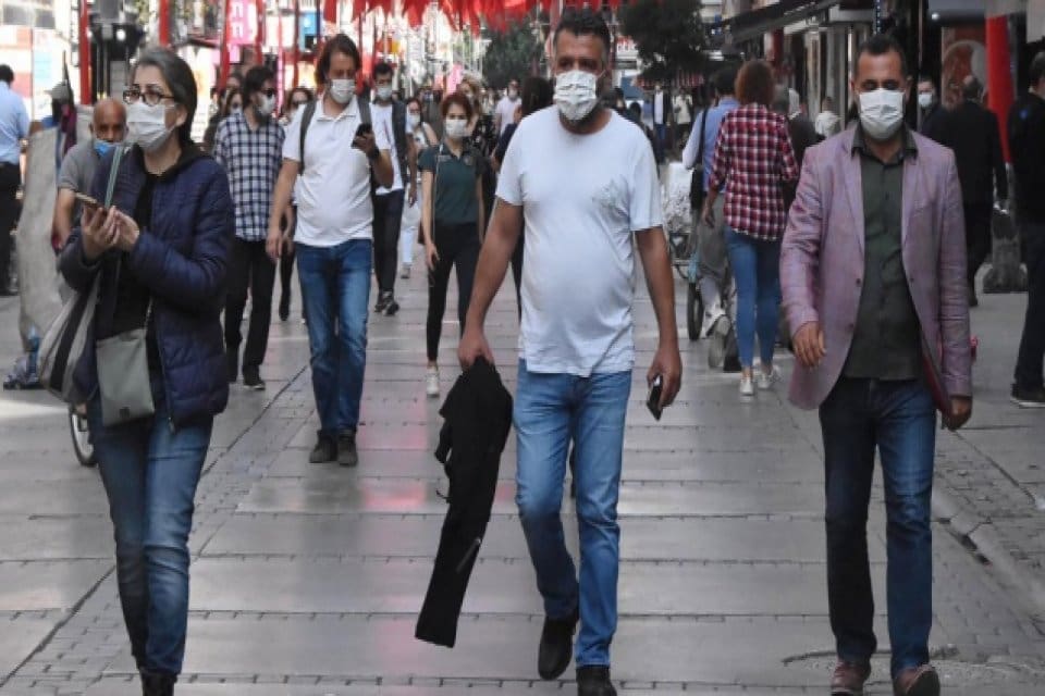 Kademeli normalleşmede ilk veriler korkuturken daha sıkı &ouml;nlemler g&uuml;ndemde: –