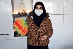 İzmir'de, özel günlerde kullanmak için peruk sipariş eden Nur Sultan