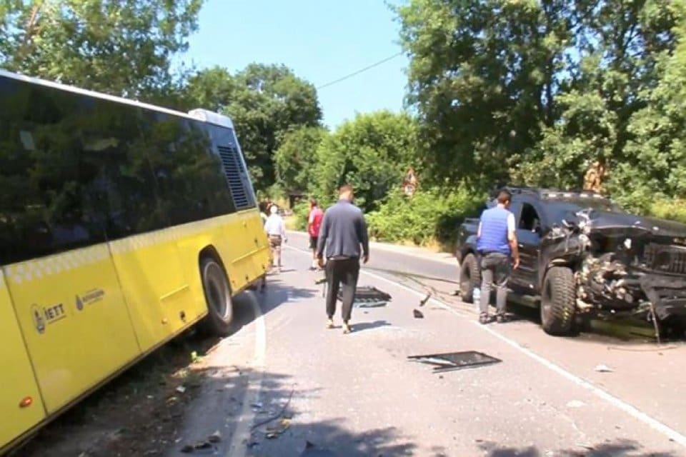 Sarıyer'de otob&uuml;s bir otomobille &ccedil;arpıştı. &Ccedil;ok sayıda yaralı olduğu bildirilen