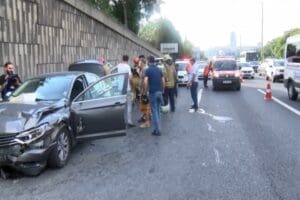 İstanbul Sarıyer'de polis aracı ile otomobilin &ccedil;arpışması sonucu 2'si polis
