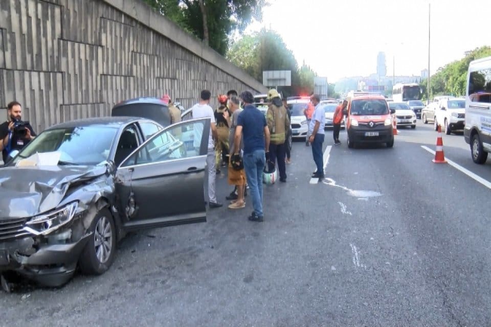 İstanbul Sarıyer'de polis aracı ile otomobilin &ccedil;arpışması sonucu 2'si polis