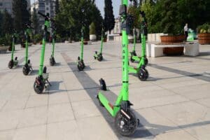 Uygunsuz scooter kullanımı d&uuml;nyanın g&uuml;ndeminde. Meydana gelen kazalar sebebiyle de