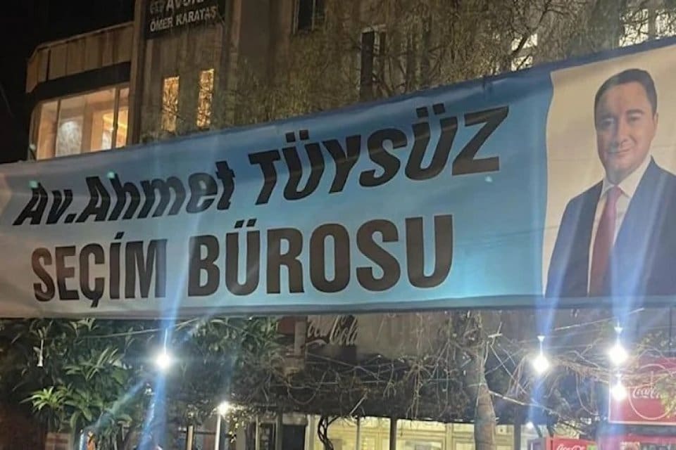 Şanlıurfa&rsquo;da CHP listesinden milletvekili adayı olan Ahmet T&uuml;ys&uuml;z&rsquo;&uuml;n se&ccedil;im b&uuml;rosuna