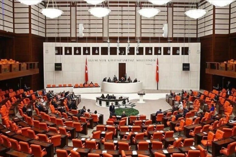Se&ccedil;im barajını y&uuml;zde 7'ye d&uuml;ş&uuml;recek d&uuml;zenlemenin de yer aldığı Se&ccedil;im