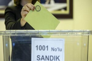 AK Parti milletvekili Hayati Yazıcı ile MHP milletvekili Feti Yıldız,
