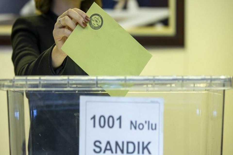AK Parti milletvekili Hayati Yazıcı ile MHP milletvekili Feti Yıldız,