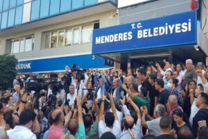 Menderes'te üç tur gerçekleşen başkanvekilliği seçimi sonunda ipi göğüsleyen CHP