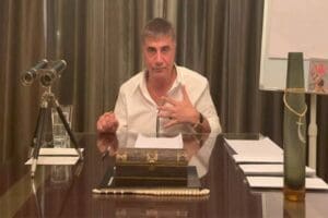 Hakkında yakalama kararı bulunan firari sanık Sedat Peker'in de aralarına