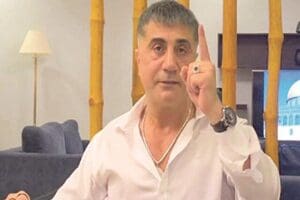 Organize su&ccedil; &ouml;rg&uuml;t&uuml; liderliğinden yargılanan Sedat Peker'in Beykoz'daki evine silahlı