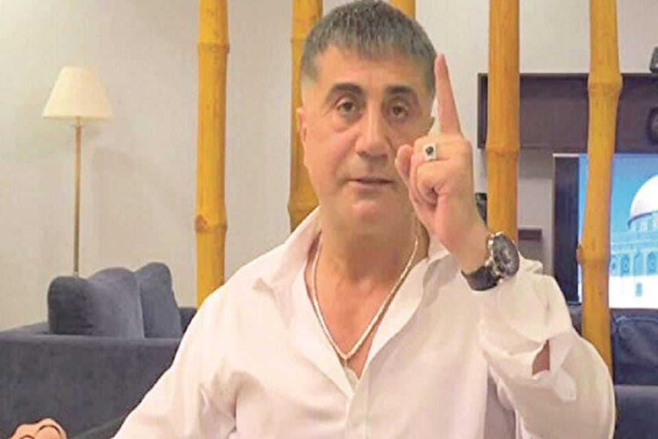 Organize su&ccedil; &ouml;rg&uuml;t&uuml; liderliğinden yargılanan Sedat Peker'in Beykoz'daki evine silahlı