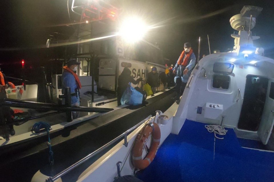 İzmir'in Seferihisar ilçesinde, lastik botun motor arızası nedeniyle sürüklendiği ihbarını