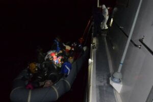 İzmir'in Seferihisar ilçesi açıklarında, lastik botta mahsur kalan, aralarında kadın