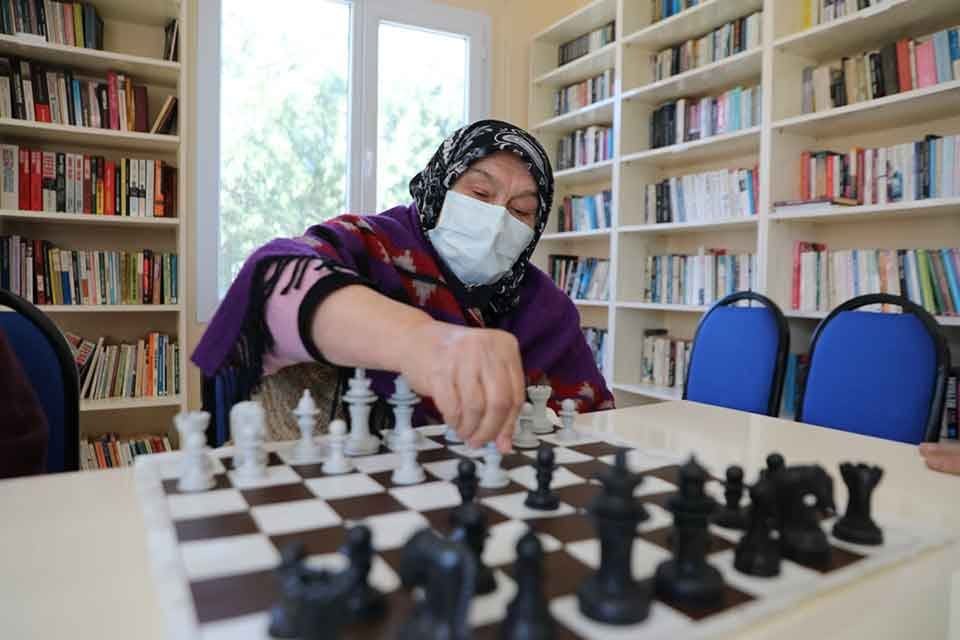 &nbsp;Ulamış K&ouml;y&uuml; K&uuml;t&uuml;phanesi&rsquo;nde devam eden derslere katılan en k&uuml;&ccedil;&uuml;ğ&uuml; 45