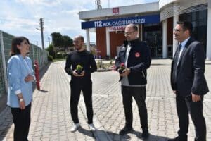 İzmir'in Seferihisar il&ccedil;esinde, &uuml;&ccedil; katlı bir apartmanın &ccedil;atısına sıkışan karga,