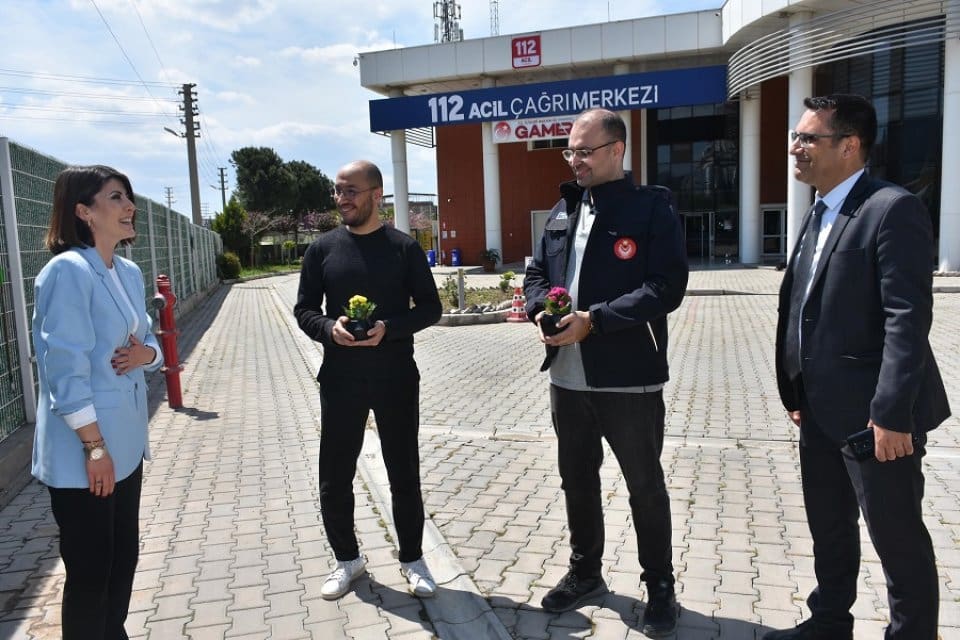 İzmir'in Seferihisar il&ccedil;esinde, &uuml;&ccedil; katlı bir apartmanın &ccedil;atısına sıkışan karga,