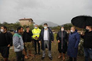 Tüm İzmir'de etkisini gösteren şiddetli yağış sel ve su baskınlarına