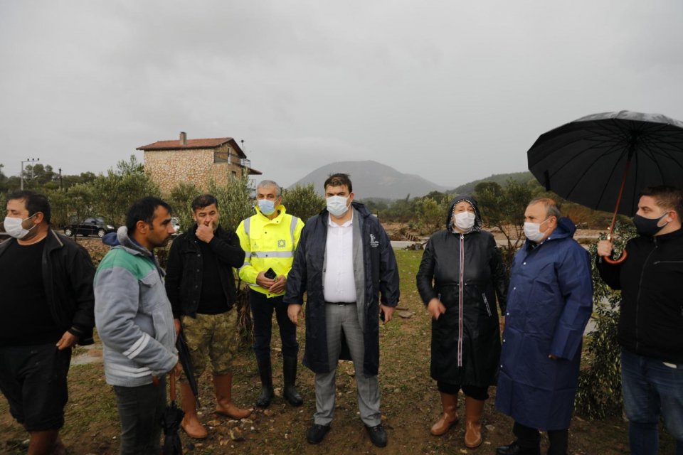 Tüm İzmir'de etkisini gösteren şiddetli yağış sel ve su baskınlarına