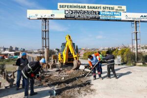 Seferihisar Belediyesi Fen İşleri  Müdürlüğü ekipleri sokaklarda bakım ve onarım