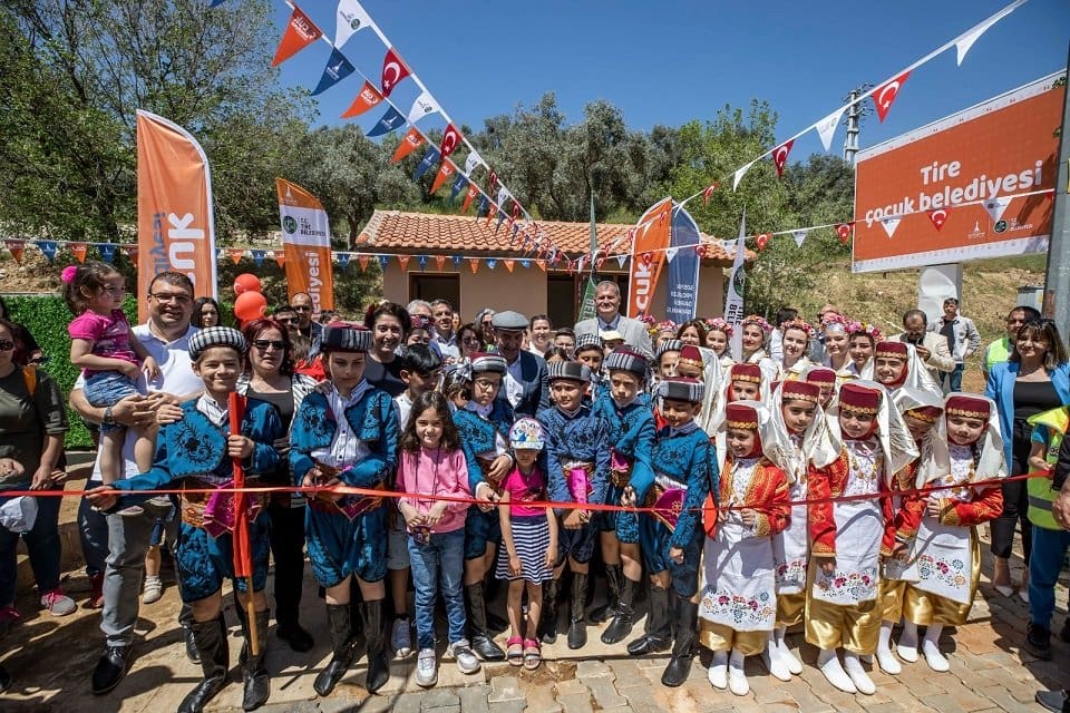 İzmir B&uuml;y&uuml;kşehir Belediye Başkanı Tun&ccedil; Soyer'in ilkini Seferihisar'da hayata ge&ccedil;irdiği