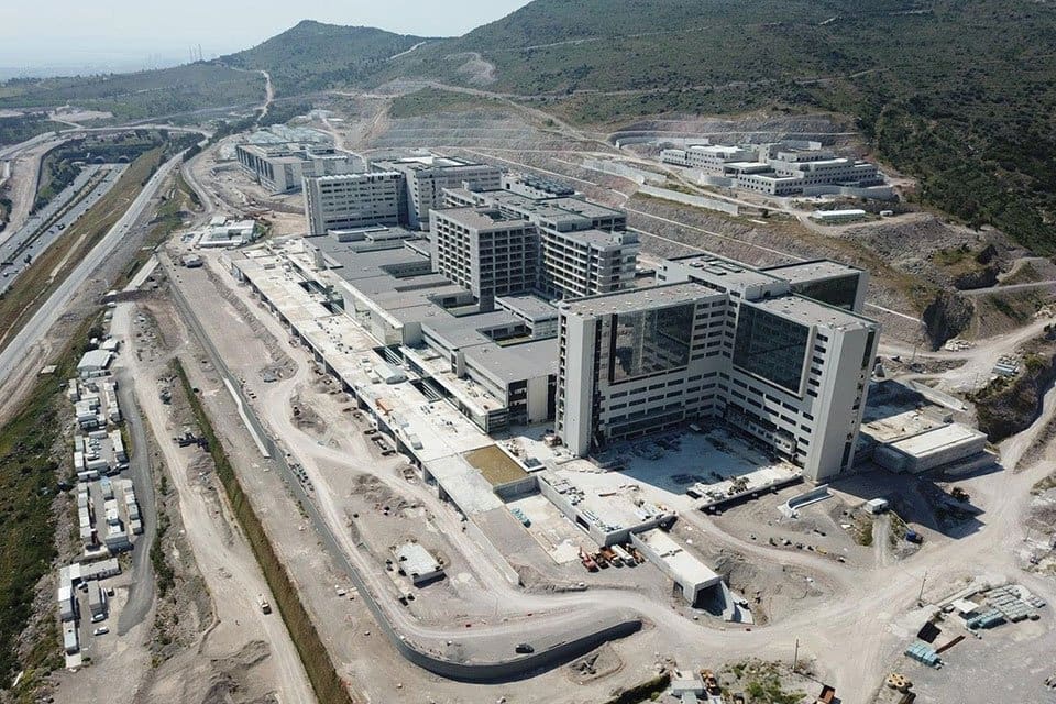Bayraklı Belediye Başkanı Serdar Sandal, il&ccedil;ede yapımı s&uuml;ren Şehir Hastanesi'ne