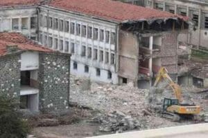 Buca Cezaevi'nde yıkımın başlamasıyla yeni tartışmalar ortaya &ccedil;ıkıyor.&nbsp;TMMOB Şehir Plancıları