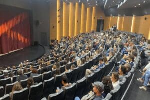 İzmir B&uuml;y&uuml;kşehir Belediyesi Şehir Tiyatroları, sezonu a&ccedil;tığı Ekim ayı boyunca
