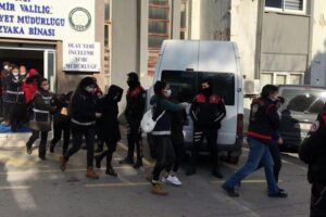 İzmir'de, kendilerini 'emekli albay', 'gazi üsteğmen' ve 'astsubay' olarak tanıtıp,