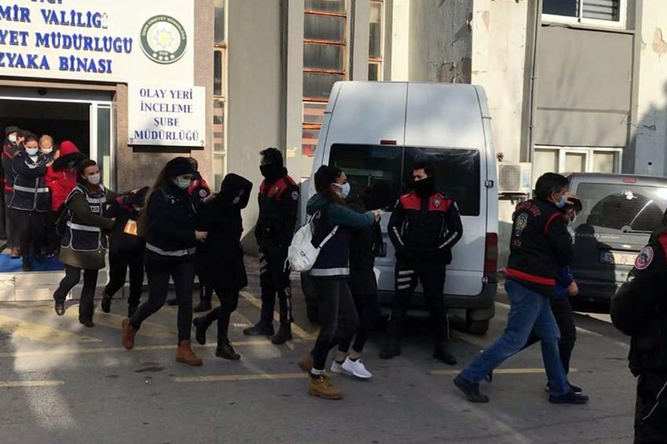 İzmir'de, kendilerini 'emekli albay', 'gazi &uuml;steğmen' ve 'astsubay' olarak tanıtıp,