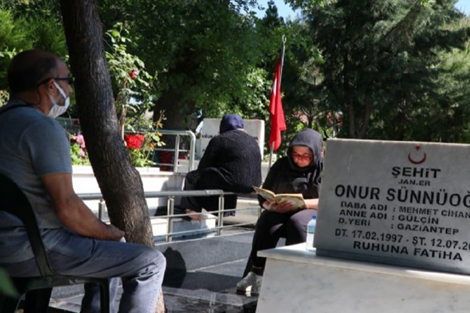 İzmir'deki şehit yakınları, Ramazan Bayramı arifesinde Kadifekale Hava Şehitliği'nde bulunan