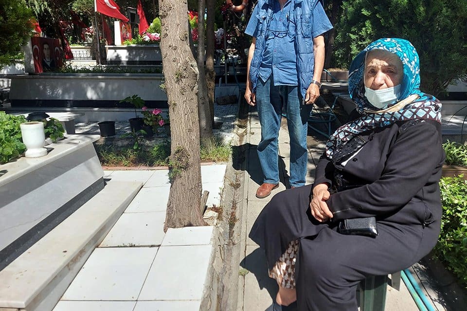 İzmir'de, Ramazan Bayramı'nın 1'inci g&uuml;n&uuml;nde Kadifekale Hava Şehitliği'ne gelen şehit