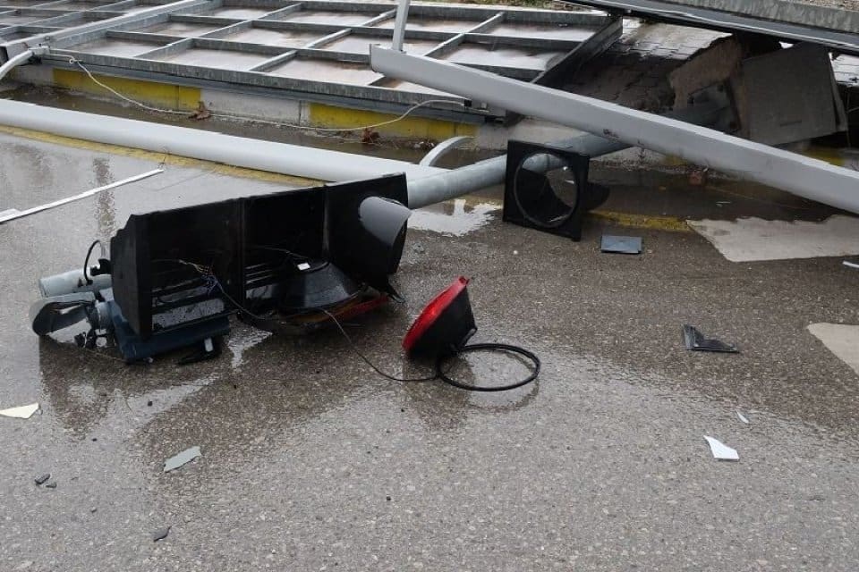 &Ccedil;orum'da yağmurla birlikte etkili olan fırtına nedeniyle billboardlar ve trafik