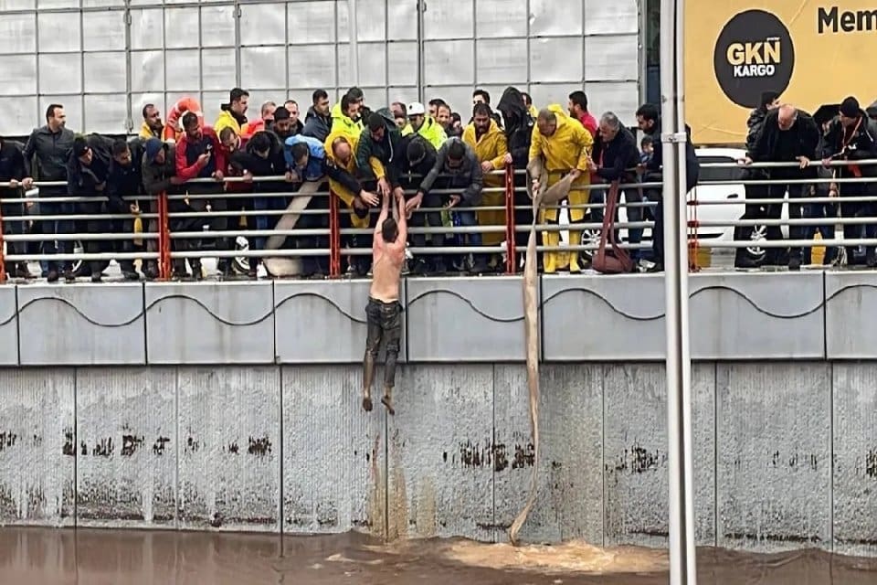 Sel felaketine ilişkin a&ccedil;ıklama yapan İ&ccedil;işleri Bakanı S&uuml;leyman Soylu, Şanlıurfa'da