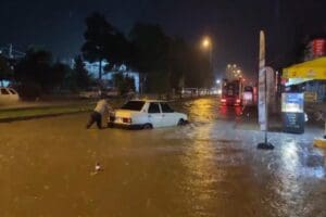 Burdur&rsquo;da etkili olan sağanak yağmurda 4 katlı bir apartmanın giriş