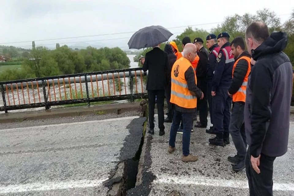 Balıkesir'de d&uuml;n gece etkili olan yağmurun neden olduğu selde, Kepsut