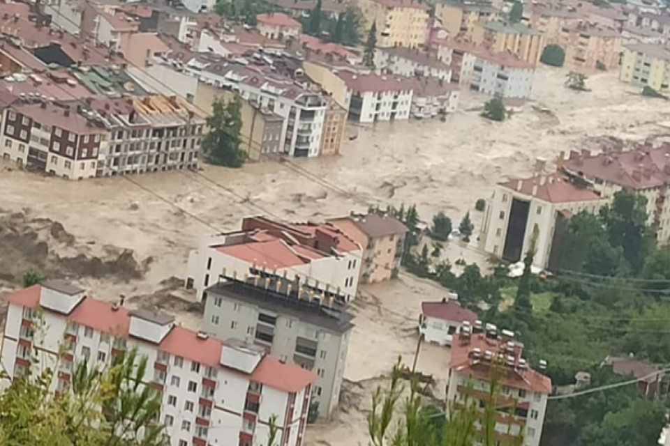 Karadeniz'de yaşanan sel felaketinde hayatını kaybedenlerin sayısı 44'e yükseldi. Sel