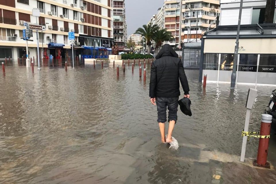 İzmir Valiliği, kentte 2 Şubat'ta bir&ccedil;ok ev ve iş yerinde