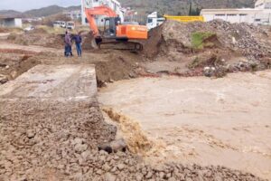 Güzelbahçe Belediyesi ekipleri İzmir’de yaşanan sel felaketinden dolayı 24 saat