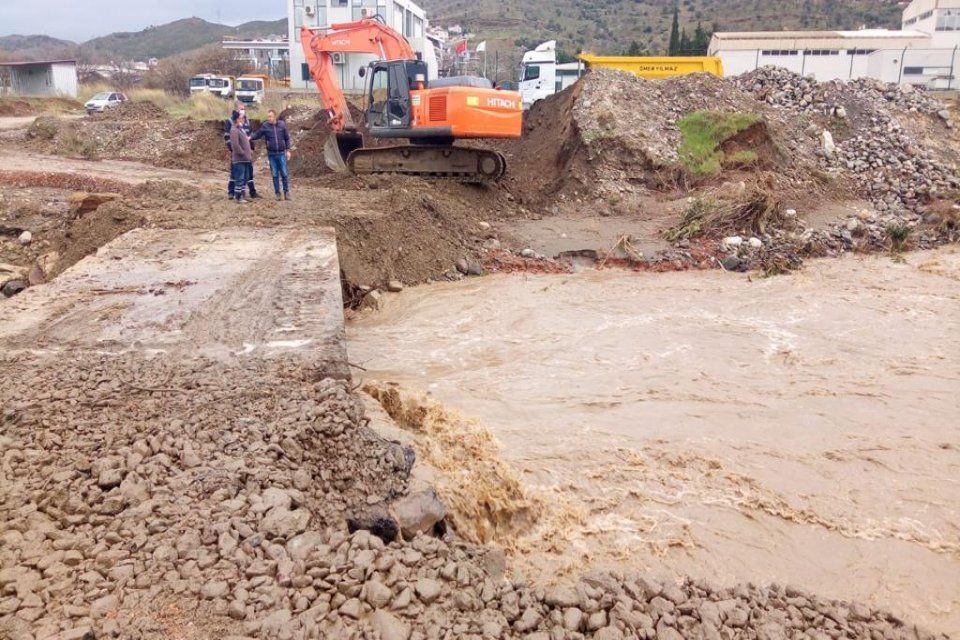 Güzelbahçe Belediyesi ekipleri İzmir’de yaşanan sel felaketinden dolayı 24 saat