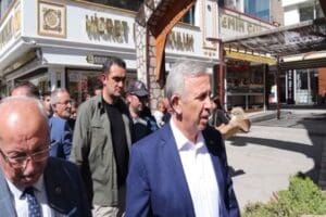 Ankara B&uuml;y&uuml;kşehir Belediye Başkanı&nbsp;Mansur Yavaş,&nbsp;Van'da esnafı ziyaret etti, vatandaşlarla sohbet