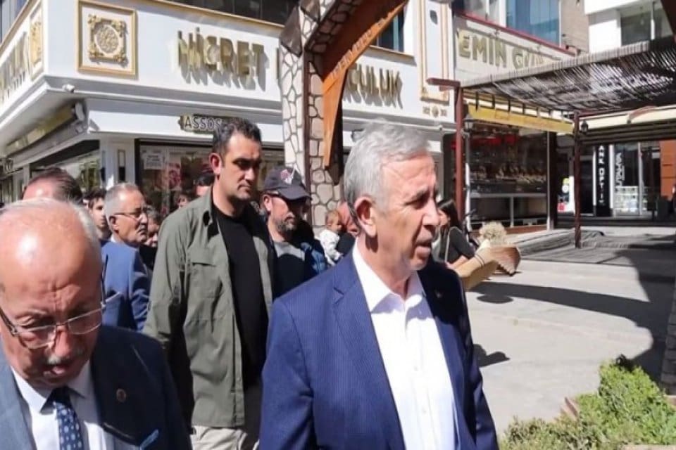 Ankara B&uuml;y&uuml;kşehir Belediye Başkanı&nbsp;Mansur Yavaş,&nbsp;Van'da esnafı ziyaret etti, vatandaşlarla sohbet