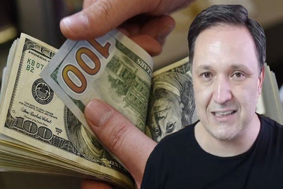 Dolar yorumları ile T&uuml;rkiye'de y&uuml;z binlerce kişi tarafından takip edilen