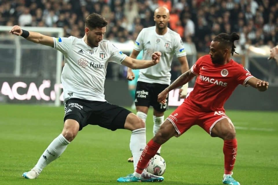 S&uuml;per Lig'in 35. haftasında Beşiktaş, deplasmanda Fraport TAV Antalyaspor'u 3-1