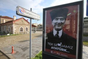 Sel&ccedil;uk'ta 'Love Erdoğan' afişlerinin kaldırılması ile başlayan gerilim devam ederken