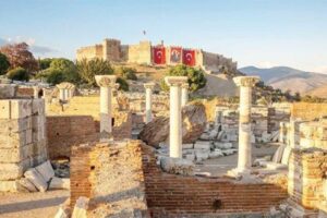 İzmir Selçuk’taki Ayasuluk kazı bölgesinde bulunan bazı iskeletlerin, Büyük İskender’in