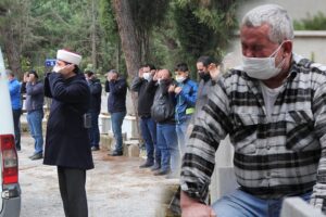 İzmir'in Menderes ilçesinde, geçen pazar günü dere yatağından geçerken içinde